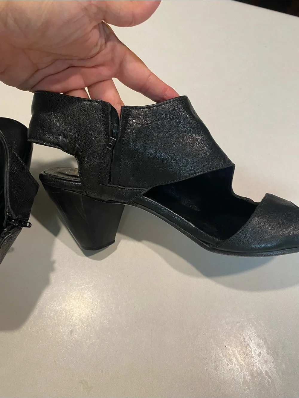 CALLEEN CORDERO KATRA CUT OUT SUPPLE BLACK LEATHER HEELS GOLD ACCENTS SEXY SZ 8